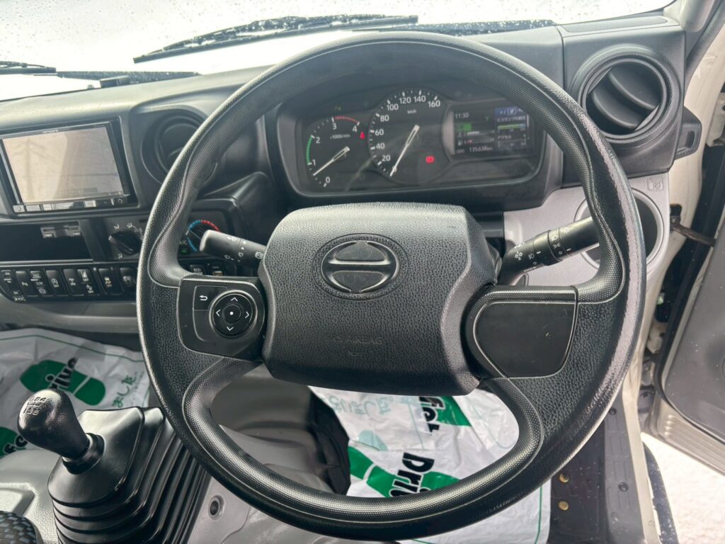 令和１年　日野　デュトロ　３トンパネルバン　4WD　荷箱内仕切り付・左右サイドドア（車検1年付）