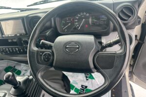 サムネイル: 令和１年　日野　デュトロ　３トンパネルバン　4WD　荷箱内仕切り付・左右サイドドア（車検1年付）