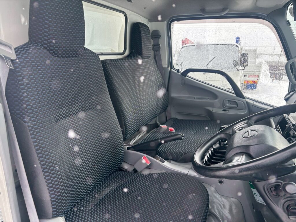 令和１年　日野　デュトロ　３トンパネルバン　4WD　荷箱内仕切り付・左右サイドドア（車検1年付）