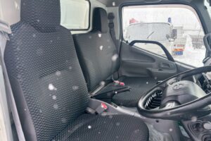 サムネイル: 令和１年　日野　デュトロ　３トンパネルバン　4WD　荷箱内仕切り付・左右サイドドア（車検1年付）