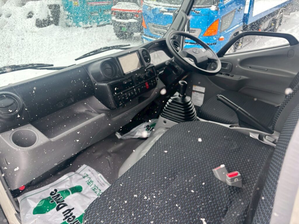 令和１年　日野　デュトロ　３トンパネルバン　4WD　荷箱内仕切り付・左右サイドドア（車検1年付）