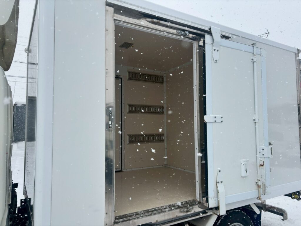 令和１年　日野　デュトロ　３トンパネルバン　4WD　荷箱内仕切り付・左右サイドドア（車検1年付）