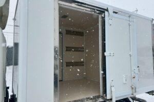 サムネイル: 令和１年　日野　デュトロ　３トンパネルバン　4WD　荷箱内仕切り付・左右サイドドア（車検1年付）