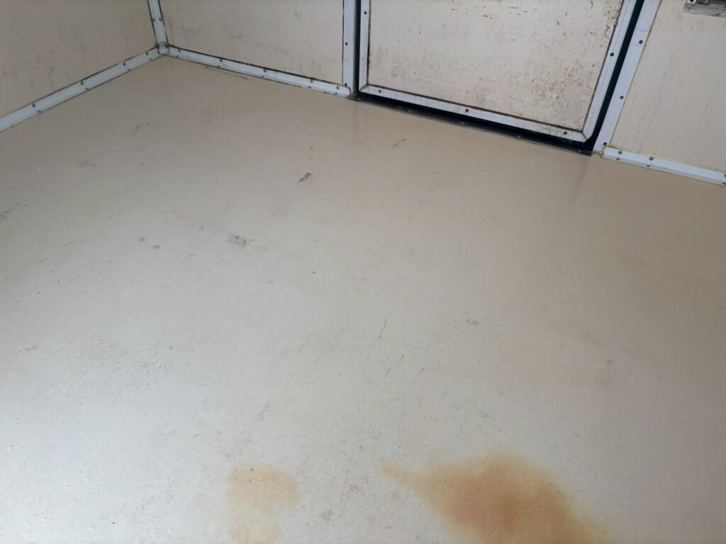 令和１年　日野　デュトロ　３トンパネルバン　4WD　荷箱内仕切り付・左右サイドドア（車検1年付）