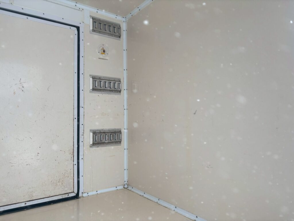 令和１年　日野　デュトロ　３トンパネルバン　4WD　荷箱内仕切り付・左右サイドドア（車検1年付）