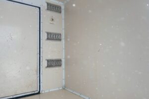 サムネイル: 令和１年　日野　デュトロ　３トンパネルバン　4WD　荷箱内仕切り付・左右サイドドア（車検1年付）