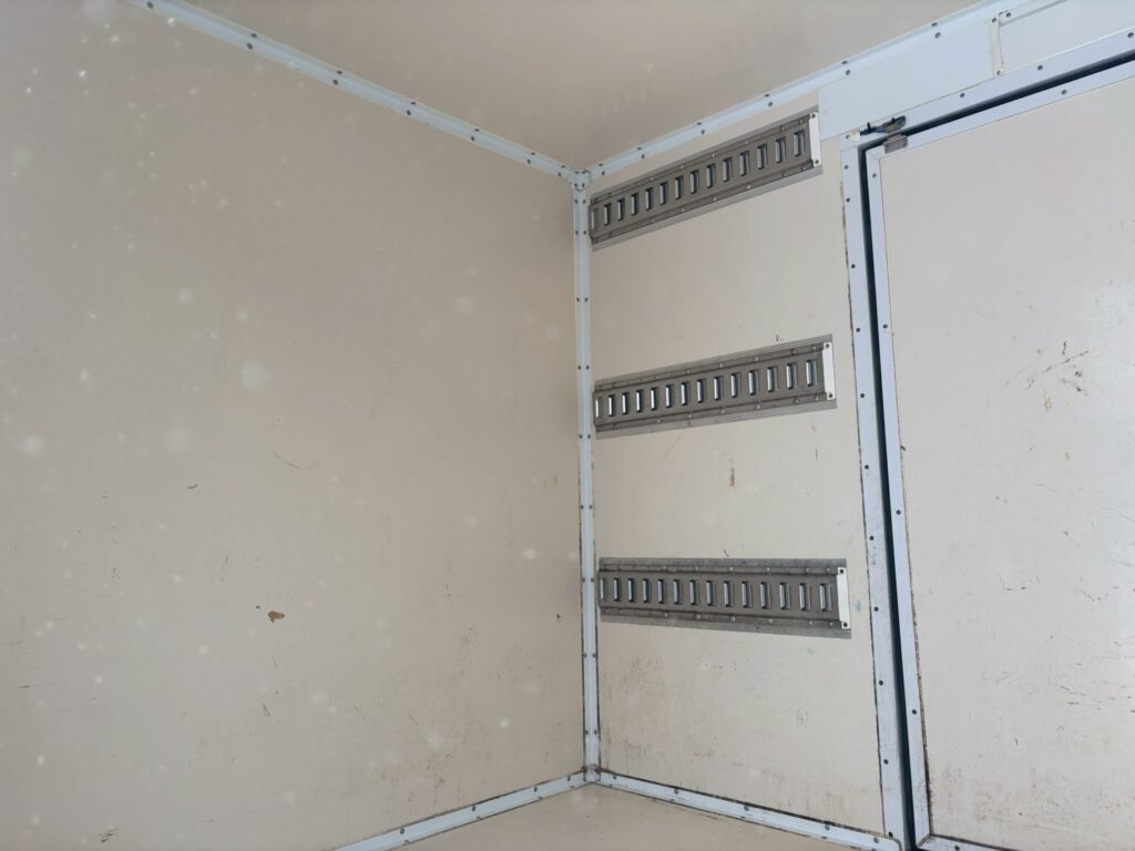 令和１年　日野　デュトロ　３トンパネルバン　4WD　荷箱内仕切り付・左右サイドドア（車検1年付）