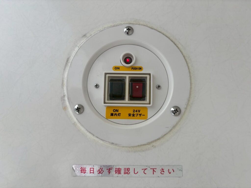 令和１年　日野　デュトロ　３トンパネルバン　4WD　荷箱内仕切り付・左右サイドドア（車検1年付）