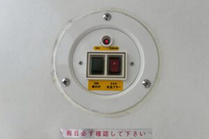 サムネイル: 令和１年　日野　デュトロ　３トンパネルバン　4WD　荷箱内仕切り付・左右サイドドア（車検1年付）