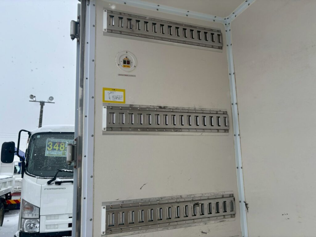 令和１年　日野　デュトロ　３トンパネルバン　4WD　荷箱内仕切り付・左右サイドドア（車検1年付）