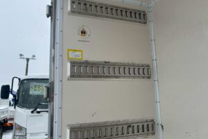 サムネイル: 令和１年　日野　デュトロ　３トンパネルバン　4WD　荷箱内仕切り付・左右サイドドア（車検1年付）