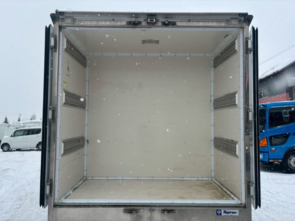 令和１年　日野　デュトロ　３トンパネルバン　4WD　荷箱内仕切り付・左右サイドドア（車検1年付）