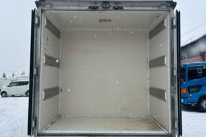 サムネイル: 令和１年　日野　デュトロ　３トンパネルバン　4WD　荷箱内仕切り付・左右サイドドア（車検1年付）