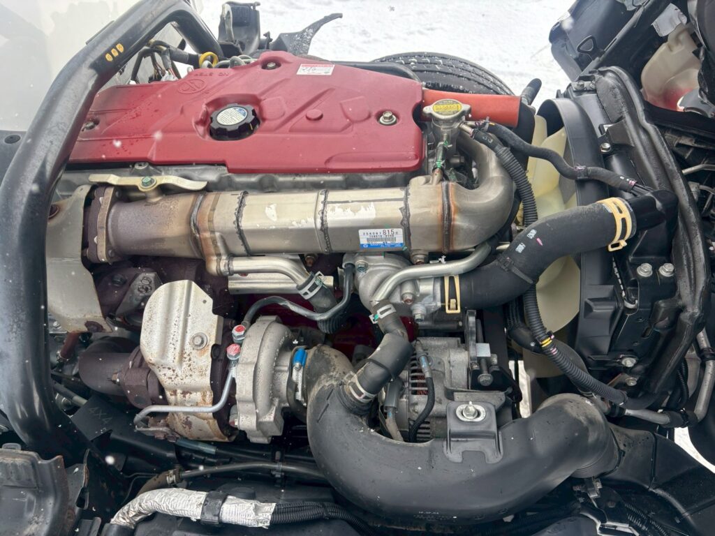 令和１年　日野　デュトロ　３トンパネルバン　4WD　荷箱内仕切り付・左右サイドドア（車検1年付）