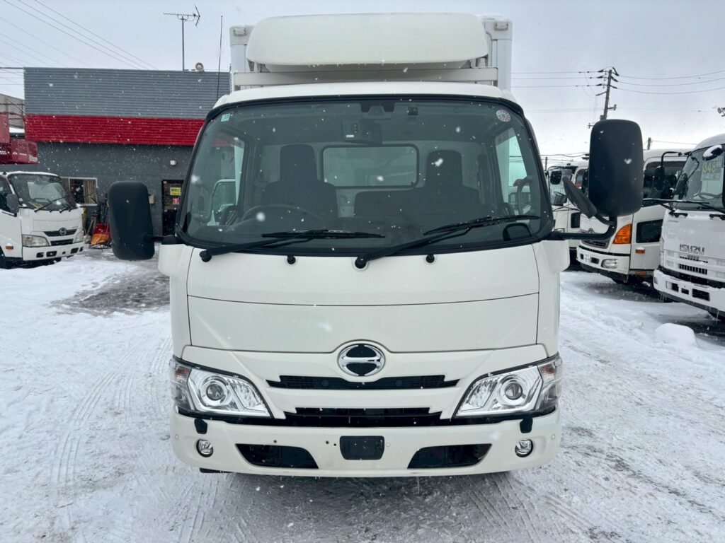 令和１年　日野　デュトロ　３トンパネルバン　4WD　荷箱内仕切り付・左右サイドドア（車検1年付）