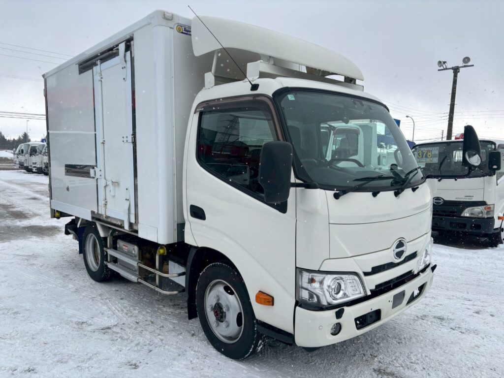 令和１年　日野　デュトロ　３トンパネルバン　4WD　荷箱内仕切り付・左右サイドドア（車検1年付）