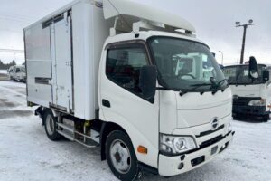 サムネイル: 令和１年　日野　デュトロ　３トンパネルバン　4WD　荷箱内仕切り付・左右サイドドア（車検1年付）