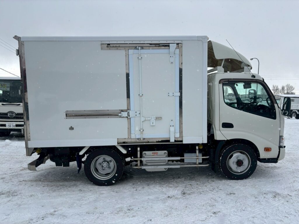 令和１年　日野　デュトロ　３トンパネルバン　4WD　荷箱内仕切り付・左右サイドドア（車検1年付）