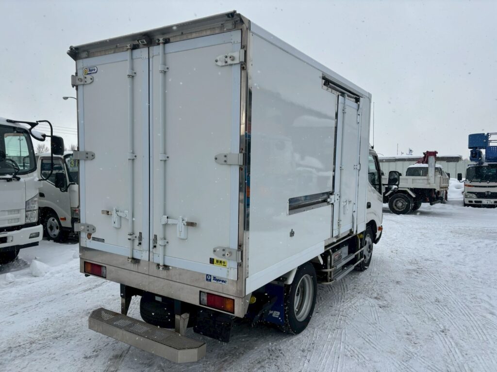 令和１年　日野　デュトロ　３トンパネルバン　4WD　荷箱内仕切り付・左右サイドドア（車検1年付）