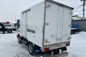サムネイル: 令和１年　日野　デュトロ　３トンパネルバン　4WD　荷箱内仕切り付・左右サイドドア（車検1年付）