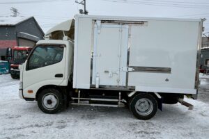 サムネイル: 令和１年　日野　デュトロ　３トンパネルバン　4WD　荷箱内仕切り付・左右サイドドア（車検1年付）