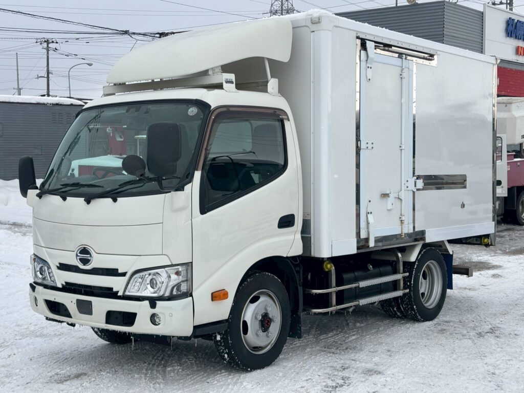 令和１年　日野　デュトロ　３トンパネルバン　4WD　荷箱内仕切り付・左右サイドドア（車検1年付）