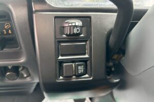 サムネイル: 平成19年　いすゞ　エルフ　9.9ｍ高所作業車　FRPバケット　★張り出し不要アウトリガー・後方格納★（車検2年付）