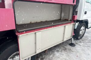 サムネイル: 平成19年　いすゞ　エルフ　9.9ｍ高所作業車　FRPバケット　★張り出し不要アウトリガー・後方格納★（車検2年付）