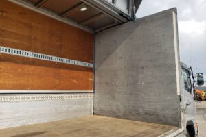 サムネイル: 【★北見店★】平成28年式UDトラックス　コンドル　アルミウィング　ワイドロング　◆札幌・江別・旭川・北見・釧路どこでも全国対応可能です！◆