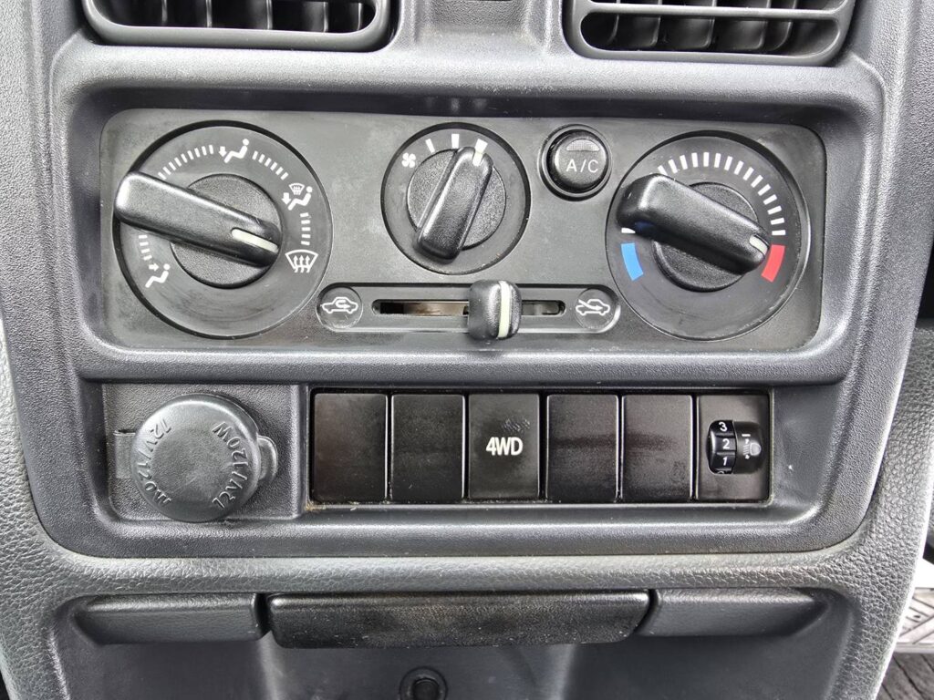 令和２年　スズキ　キャリィ　軽トラック　４WD・オートマ車（車検2年付）