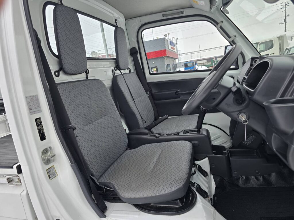 令和２年　スズキ　キャリィ　軽トラック　４WD・オートマ車（車検2年付）