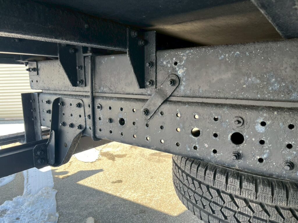 平成28年式　三菱キャンター　アルミバン　４WD　ワイドロング　サイドドア付　（車検1年付き）