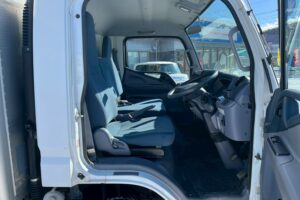 サムネイル: 平成28年式　三菱キャンター　アルミバン　４WD　ワイドロング　サイドドア付　（車検1年付き）