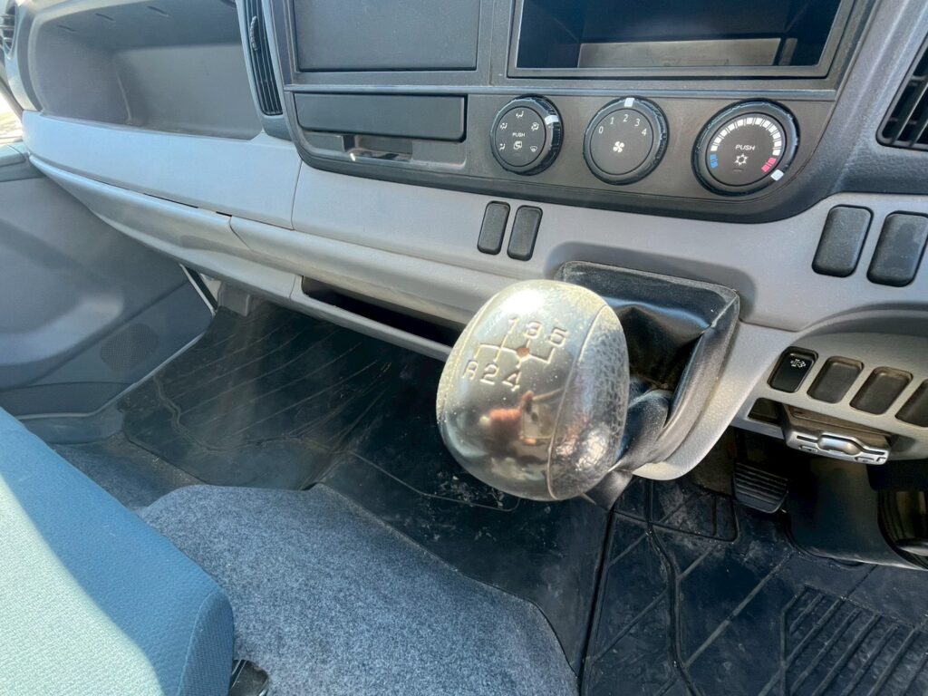 平成28年式　三菱キャンター　アルミバン　４WD　ワイドロング　サイドドア付　（車検1年付き）