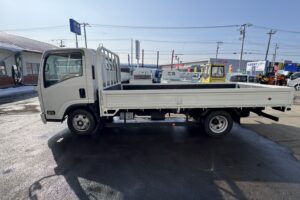 サムネイル: 令和3年　エルフ2トン平ワイドロング　走行1.4万キロ　車検1年付
