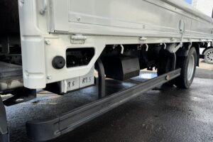 サムネイル: 令和3年　エルフ2トン平ワイドロング　走行1.4万キロ　車検1年付