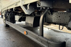 サムネイル: 令和3年　エルフ2トン平ワイドロング　走行1.4万キロ　車検1年付