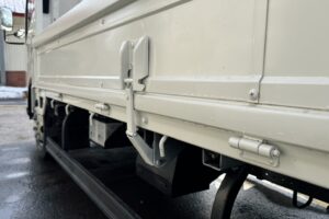 サムネイル: 令和3年　エルフ2トン平ワイドロング　走行1.4万キロ　車検1年付