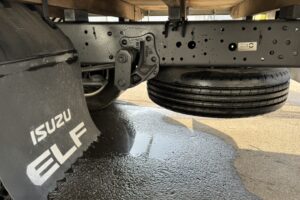 サムネイル: 令和3年　エルフ2トン平ワイドロング　走行1.4万キロ　車検1年付