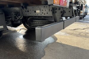 サムネイル: 令和3年　エルフ2トン平ワイドロング　走行1.4万キロ　車検1年付