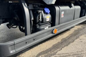 サムネイル: 令和3年　エルフ2トン平ワイドロング　走行1.4万キロ　車検1年付