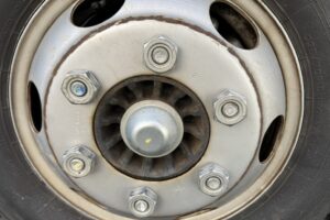 サムネイル: 令和3年　エルフ2トン平ワイドロング　走行1.4万キロ　車検1年付