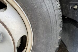 サムネイル: 令和3年　エルフ2トン平ワイドロング　走行1.4万キロ　車検1年付