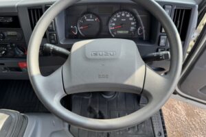 サムネイル: 令和3年　エルフ2トン平ワイドロング　走行1.4万キロ　車検1年付