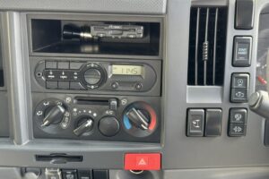 サムネイル: 令和3年　エルフ2トン平ワイドロング　走行1.4万キロ　車検1年付