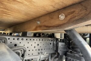 サムネイル: 令和3年　エルフ2トン平ワイドロング　走行1.4万キロ　車検1年付