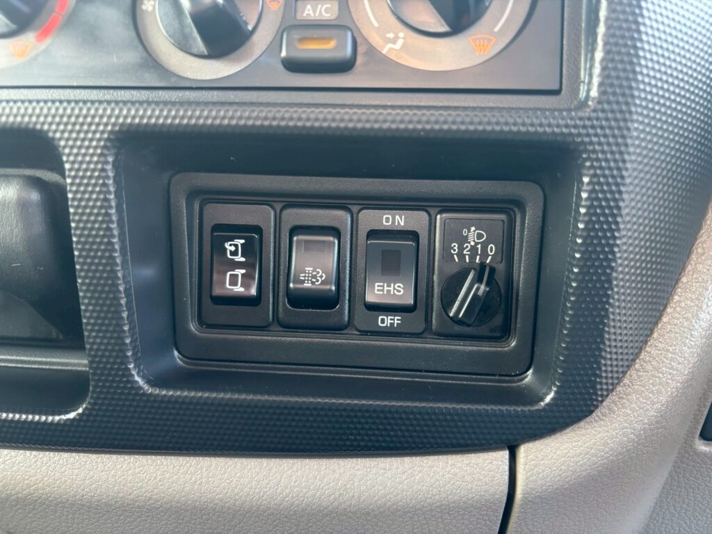 平成28年　ニッサン　アトラス　1.4トン平　4WD・垂直ゲート付（小型貨物・4ナンバー）（車検1年付）