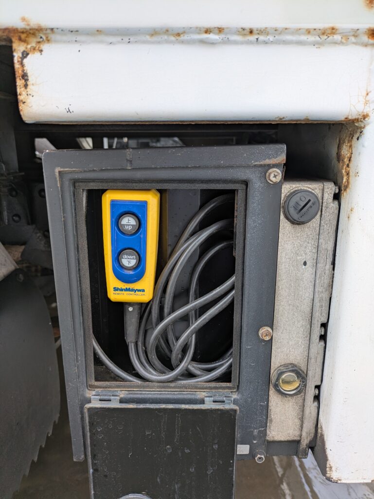 平成28年　ニッサン　アトラス　1.4トン平　4WD・垂直ゲート付（小型貨物・4ナンバー）（車検1年付）