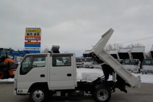 サムネイル: 平成23年　タイタン1.2tWキャブダンプ　★4WD★土砂禁★三方開★予備検付