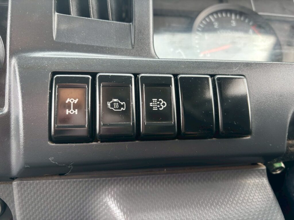 平成26年　いすゞ　エルフ　1.15トンWキャブ　4WD・6人乗り（小型貨物・4ナンバー）（車検1年付）